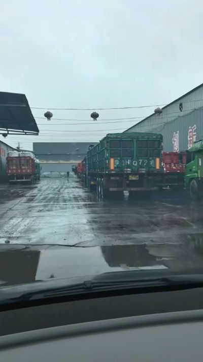 20多年有机肥厂家，下雨天也不耽误装车发货，用有机肥料选大厂家 做到了售前有服务，售后有保障。感谢每一位新老客户的支持与信任😃